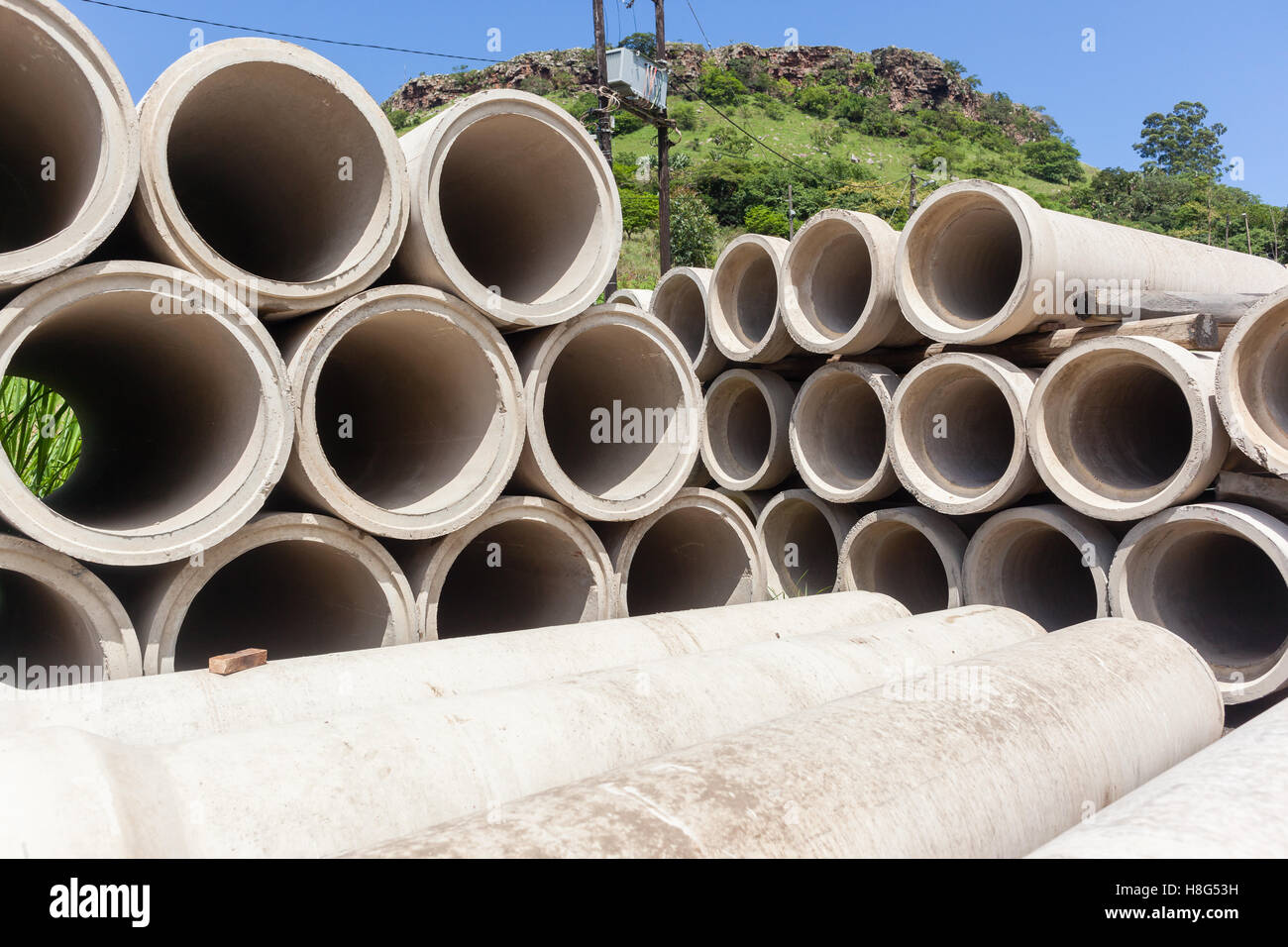 Tuyaux en béton en usine pour les produits empilés la construction d'infrastructures. Banque D'Images