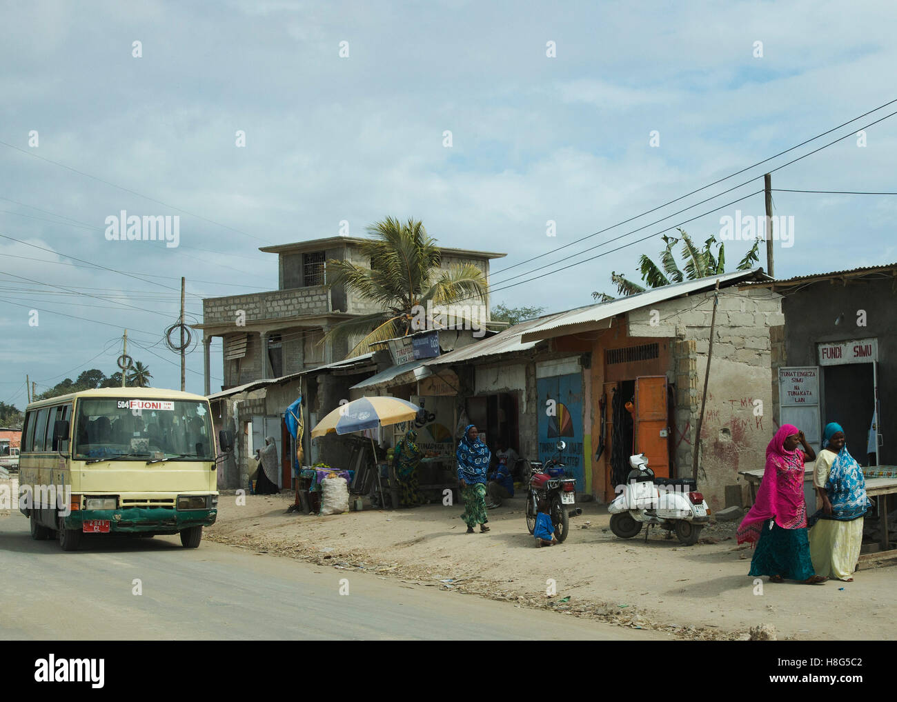 Un minibus (mieux qu'un dala dala sur s treet à Zanzibar Banque D'Images