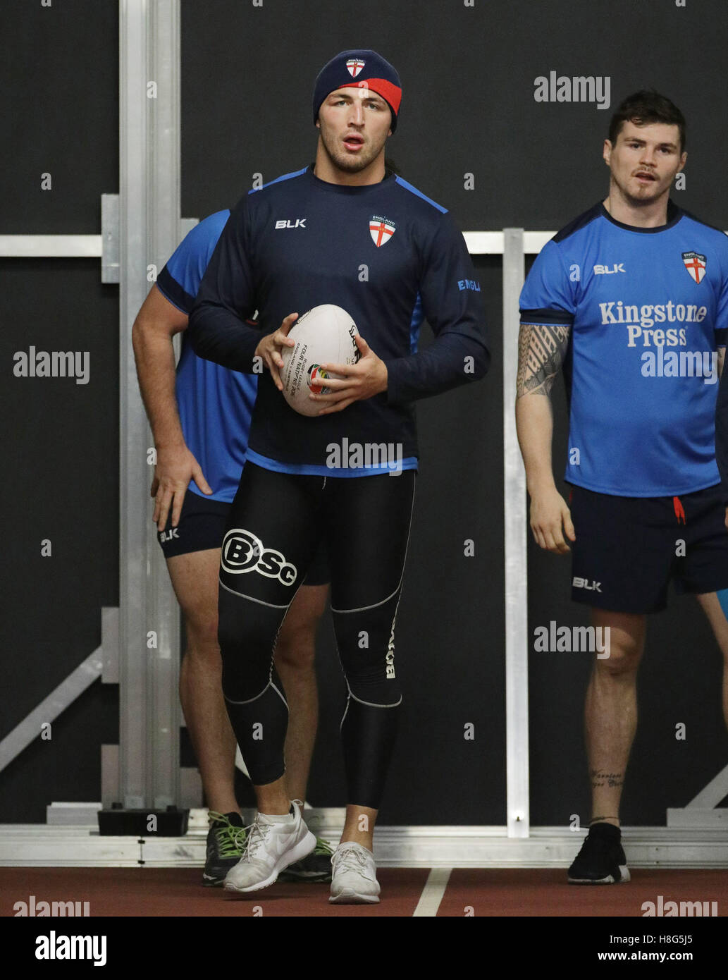 L'Angleterre Sam Burgess (à gauche) au cours de l'équipe courir à Londres Stadium. Banque D'Images