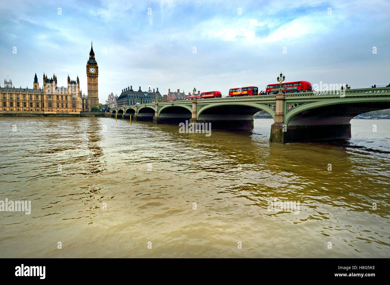 Londres, Angleterre, Royaume-Uni. Tamise, le pont de Westminster et les chambres du Parlement, vu de la rive sud Banque D'Images