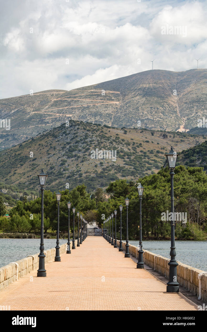 Drapano pont franchit la baie d'Argostoli, Kefalonia, avec le Mont Ainos en arrière-plan. Banque D'Images
