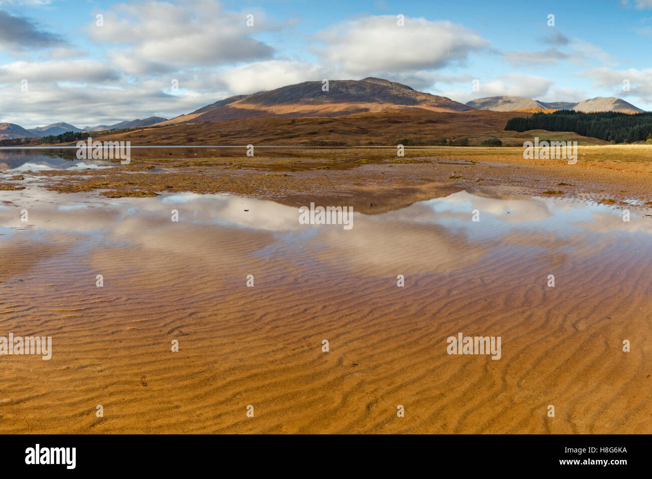 Le sable ondulations apparaissent à travers l'eau peu profonde dans le Loch Tulla, Glen Coe, en Écosse. Banque D'Images