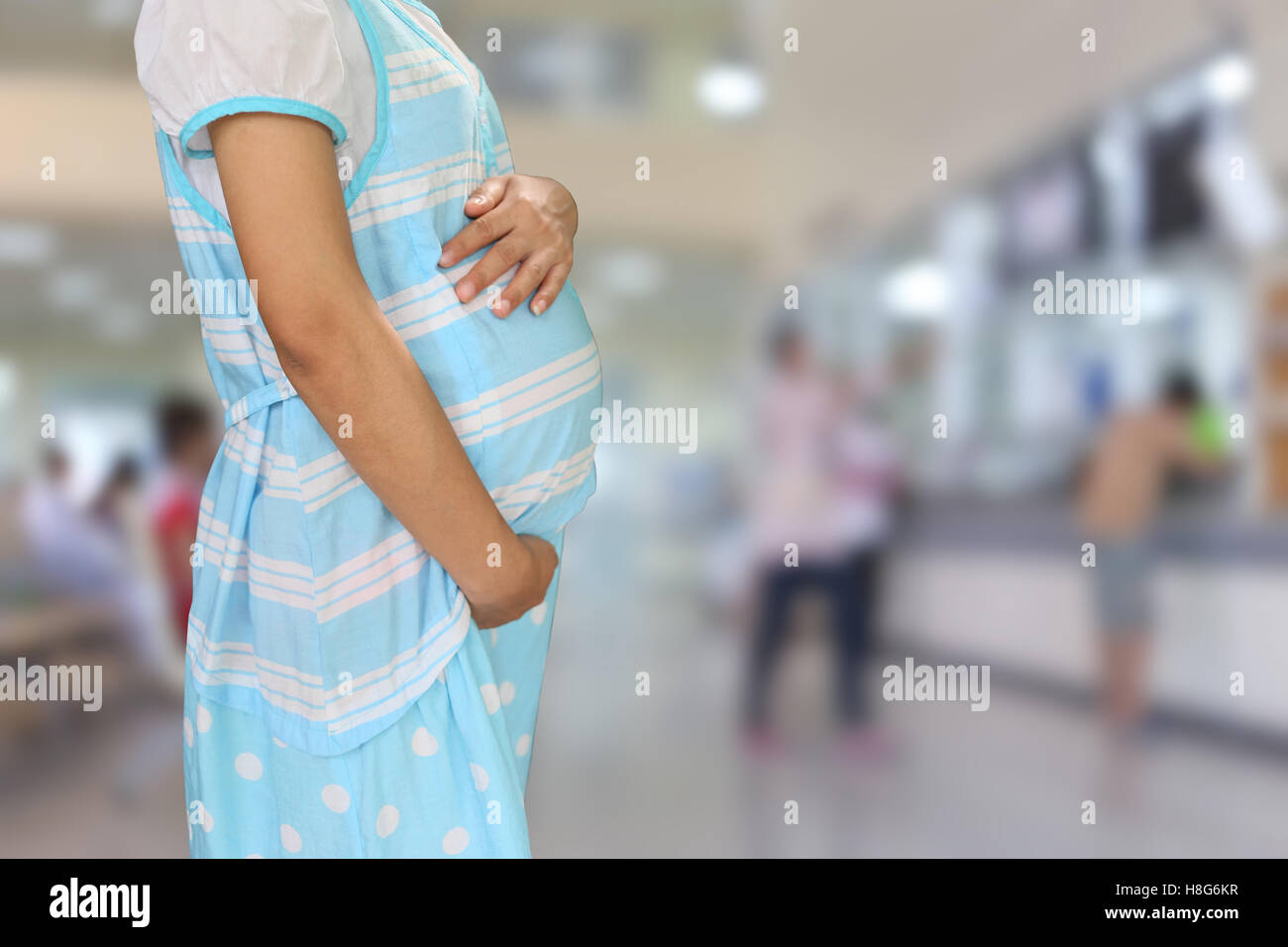 Les femmes enceintes bleu usure des vêtements de maternité à l'hôpital. arrière-plan flou Banque D'Images