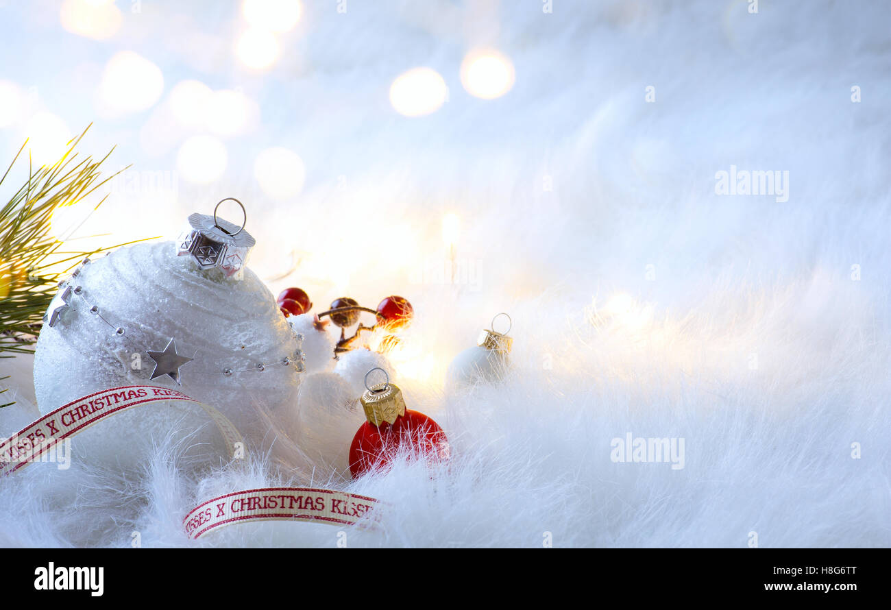 Vacances de Noël la décoration et la lumière de l'arbre sur fond blanc Banque D'Images
