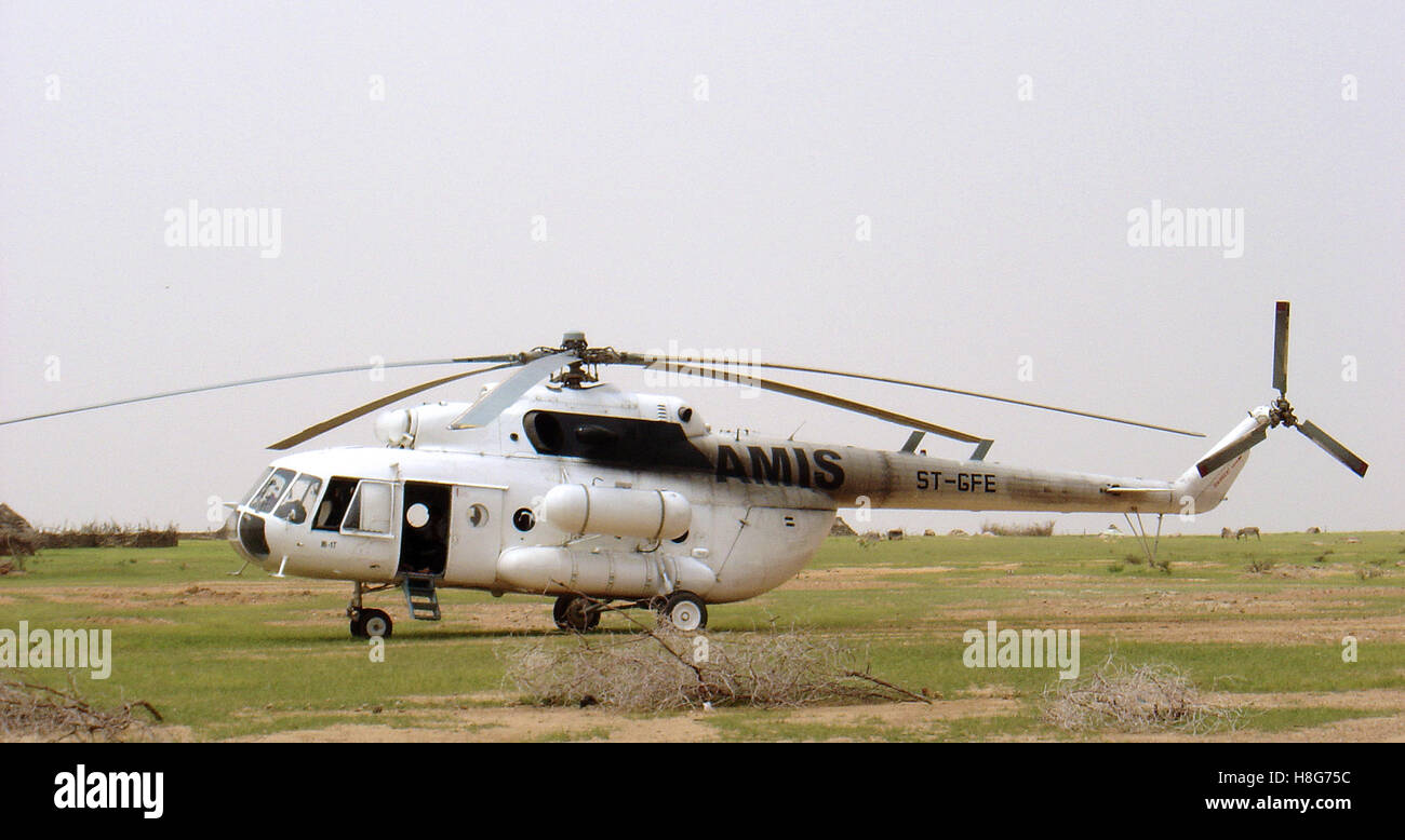 31 août 2005 un Mil Mi-17 Hip "hélicoptère" exploités par des amis à Bir Meza, près de Kutum, dans le nord du Darfour, Soudan. Banque D'Images