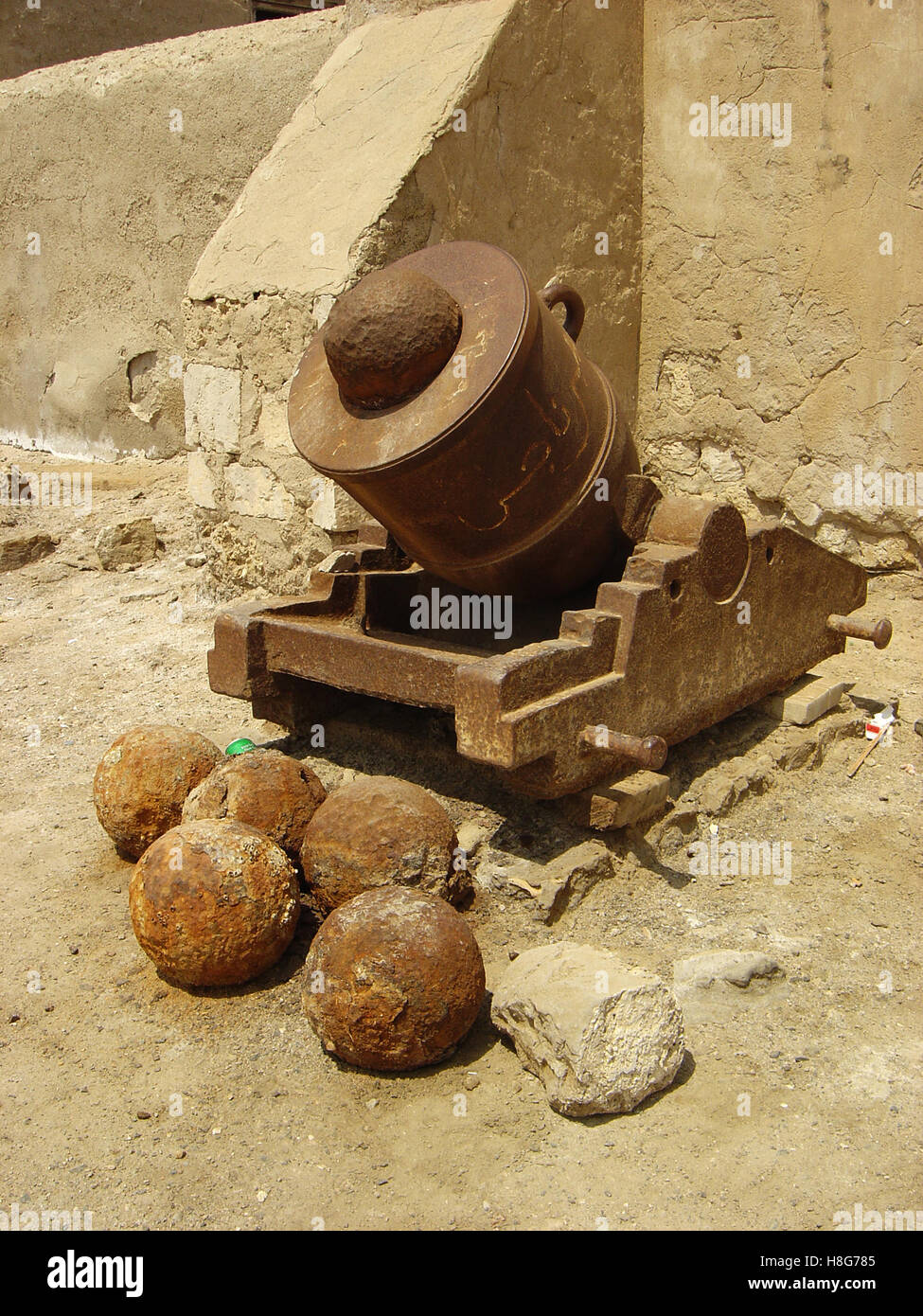 15 septembre 2005 un examen à mi-dix-neuf siècle mortier siège parmi les ruines de l'île port de Suakin dans le nord-est du Soudan. Banque D'Images