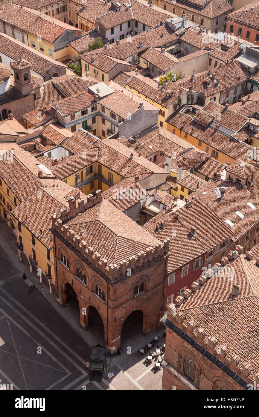 Les toits de Crémone (Italie). La Loggia dei Militi est vu dans l'avant-plan. Banque D'Images