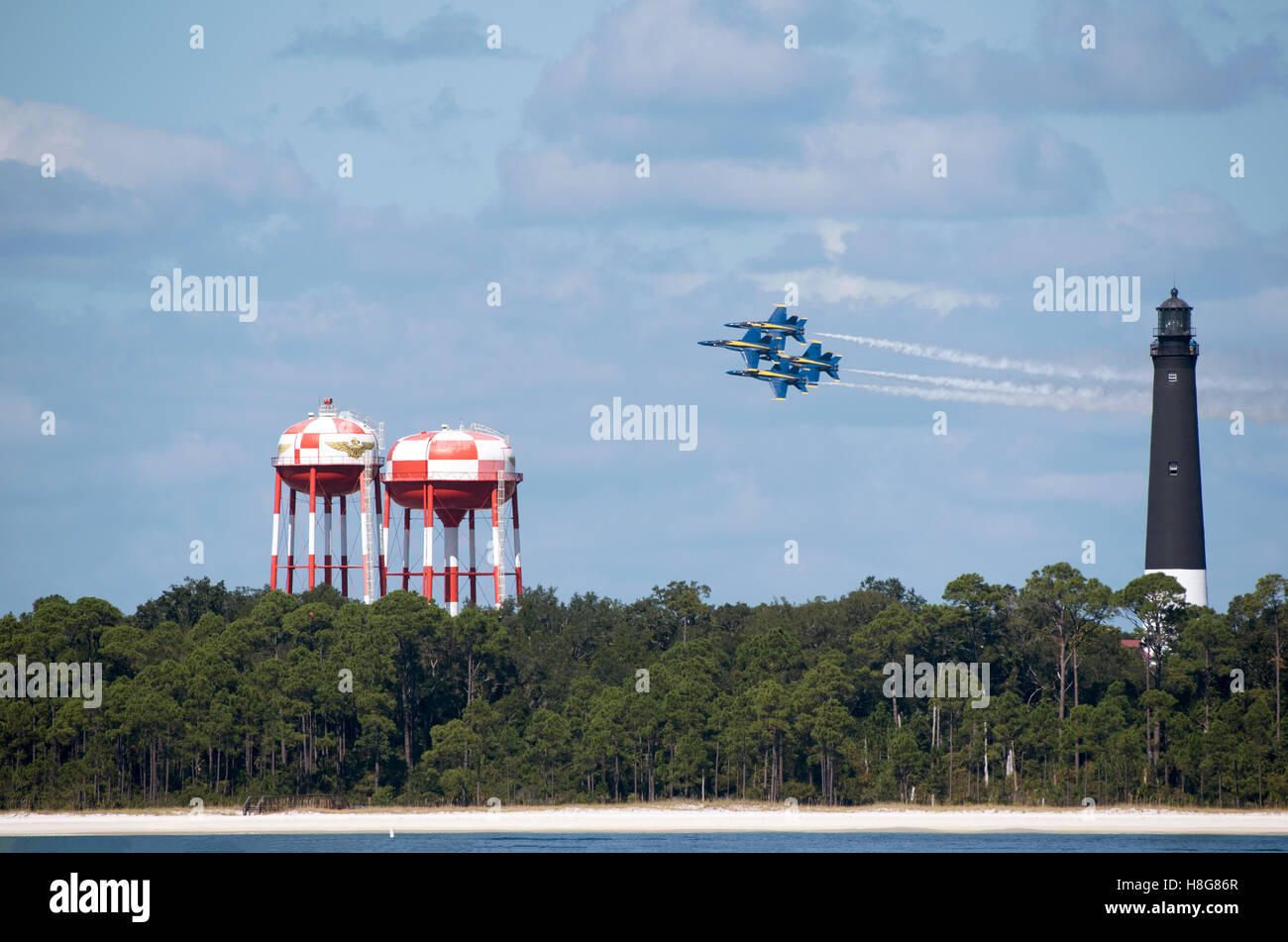 Pensacola Florida USA - avions militaires volant en formation sur Pensacola phare et vu de l'île de Santa Rosa Banque D'Images