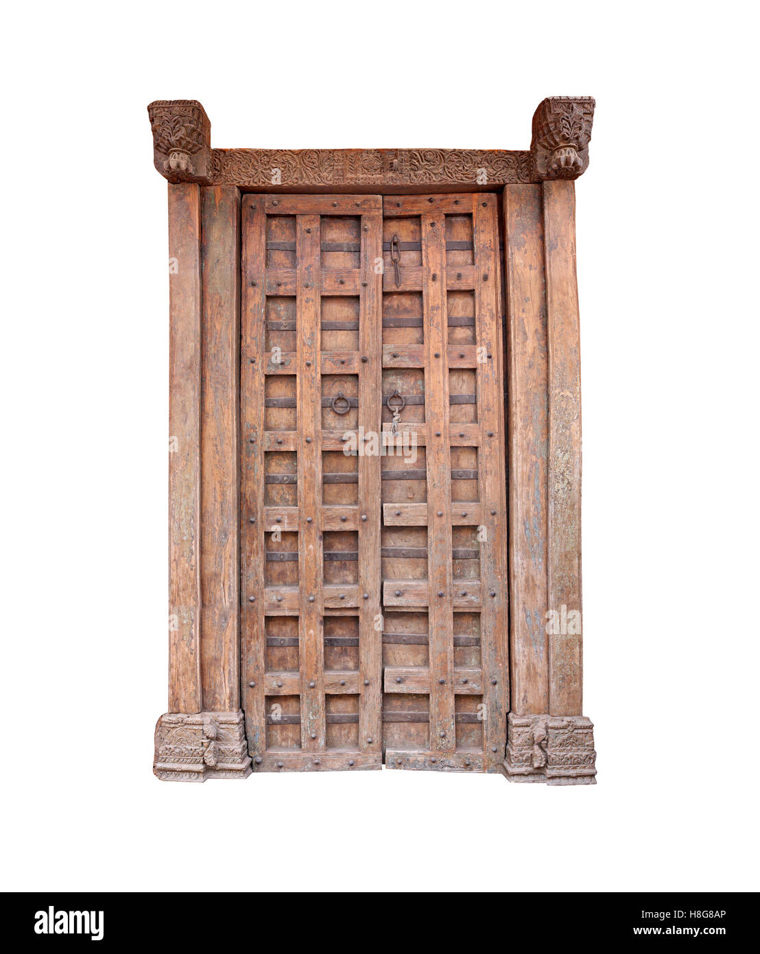 Ancienne porte en bois brun isolé sur fond blanc et chemins de détourage ont pour un déploiement facile. Banque D'Images