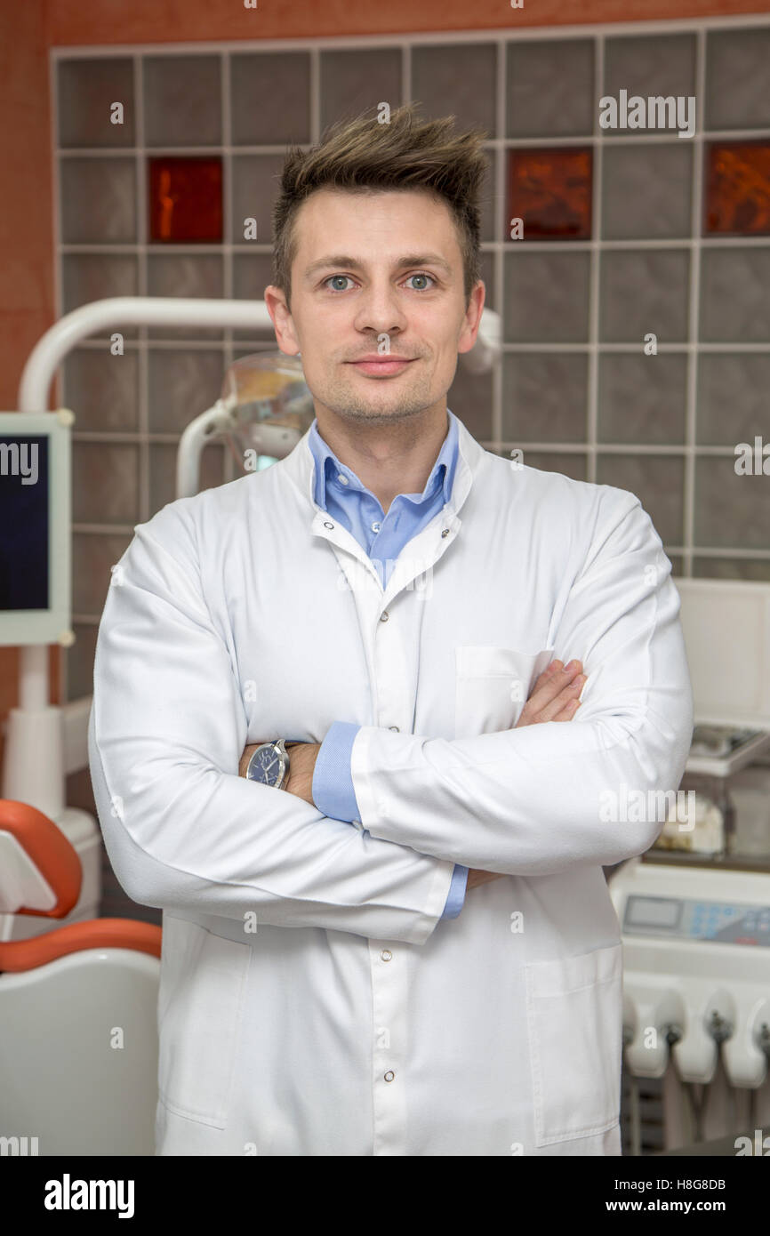 Jeune homme sur fond de bureau médical dentiste Banque D'Images