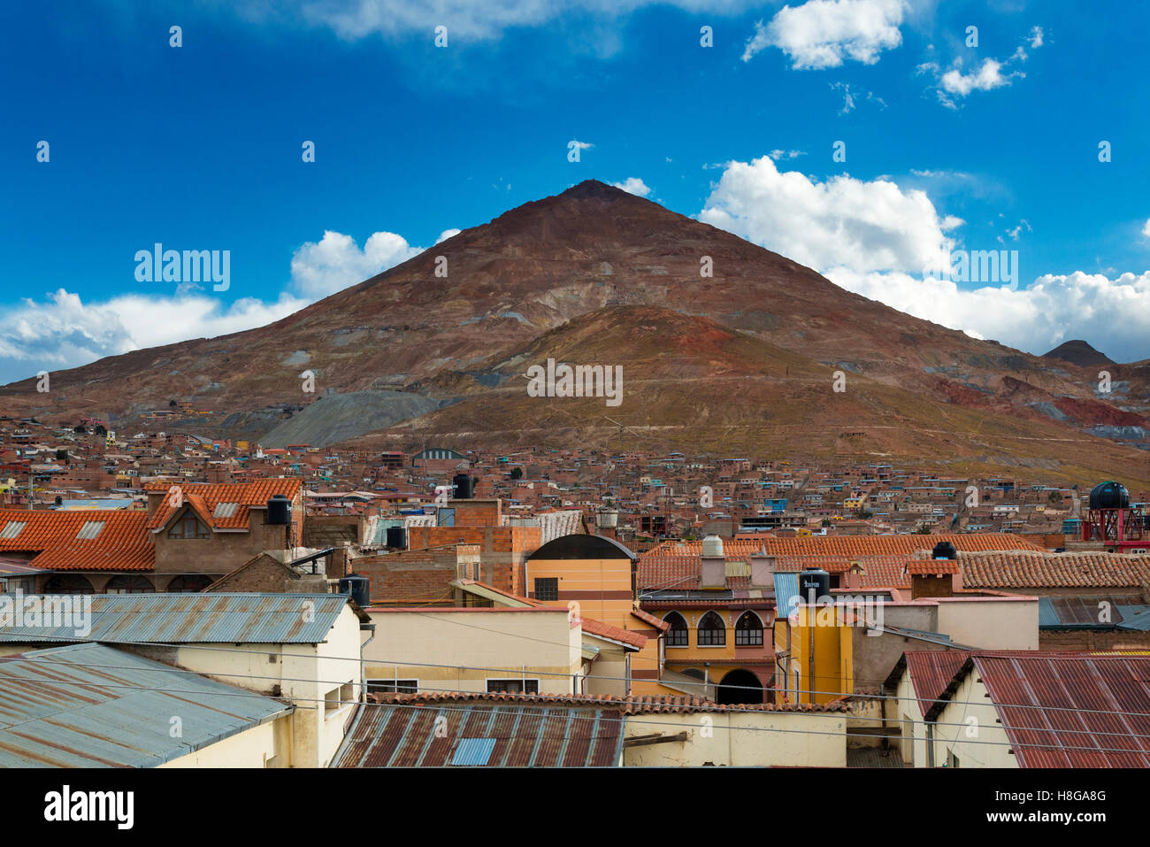 Potosí, Bolivie - Novembre 28, 2013 : Avis de la ville de Potosi avec le Cerro Rico à l'arrière, en Bolívia. Banque D'Images