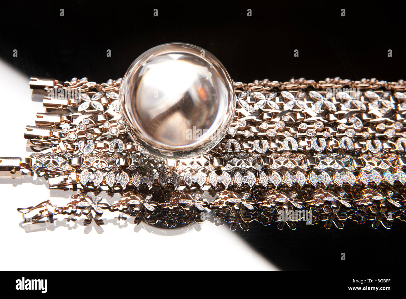 Bijoux bracelet boucle d'oreille Collier Pendentif Bague en or beauté mode métal heap collection richesse argent platine close-up diamond Banque D'Images