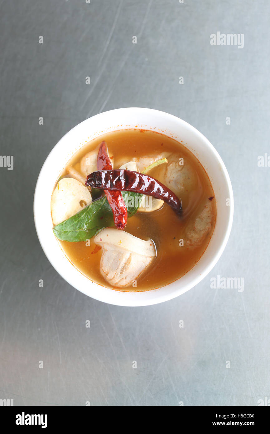 Thai épicé de tom yum yum, tom est des aliments locaux en Thaïlande. Banque D'Images