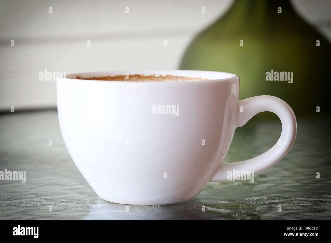 Tasse à café blanche sur table dans un café. Banque D'Images