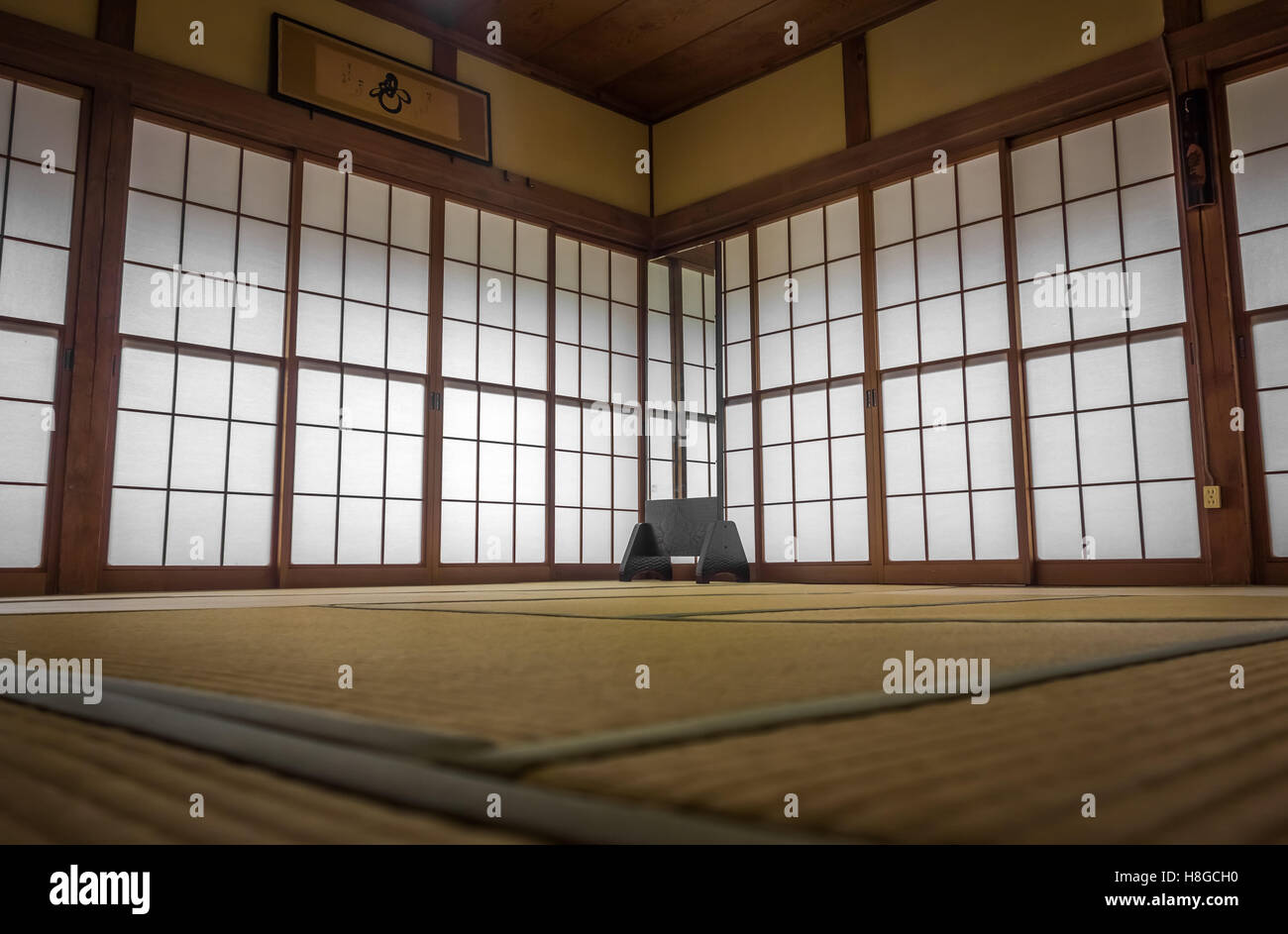 Chambre traditionnelle japonaise avec tatamis au sol et portes coulissantes shoji écran. Banque D'Images