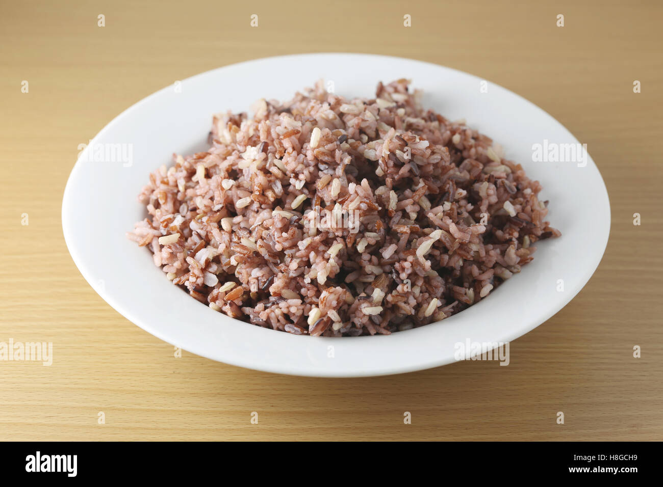 Riz brun cuit thai berry ou brown riz au jasmin dans un plat blanc,concept de santé et de l'hygiène des repas de nourriture pour perdre du poids. Banque D'Images