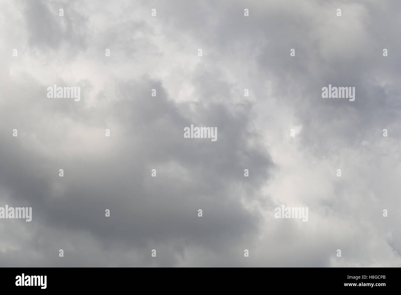 Ciel couvert de nuages de pluie se formant dans le ciel dans le concept des changements climatiques,mauvais temps dans la journée. Banque D'Images