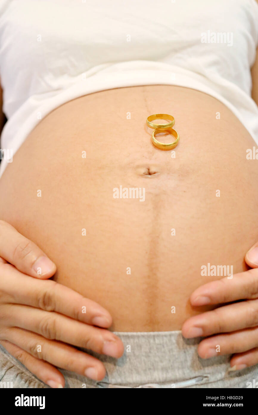 Les femmes enceintes touch à la main dans le ventre de bébé. l'amour concept Banque D'Images