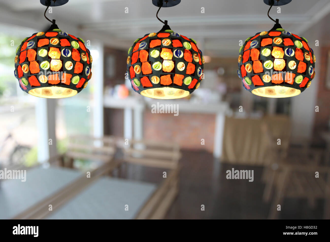 Un éclairage chaleureux des lampes de plafond moderne dans le café restaurant et la décoration intérieure. Banque D'Images