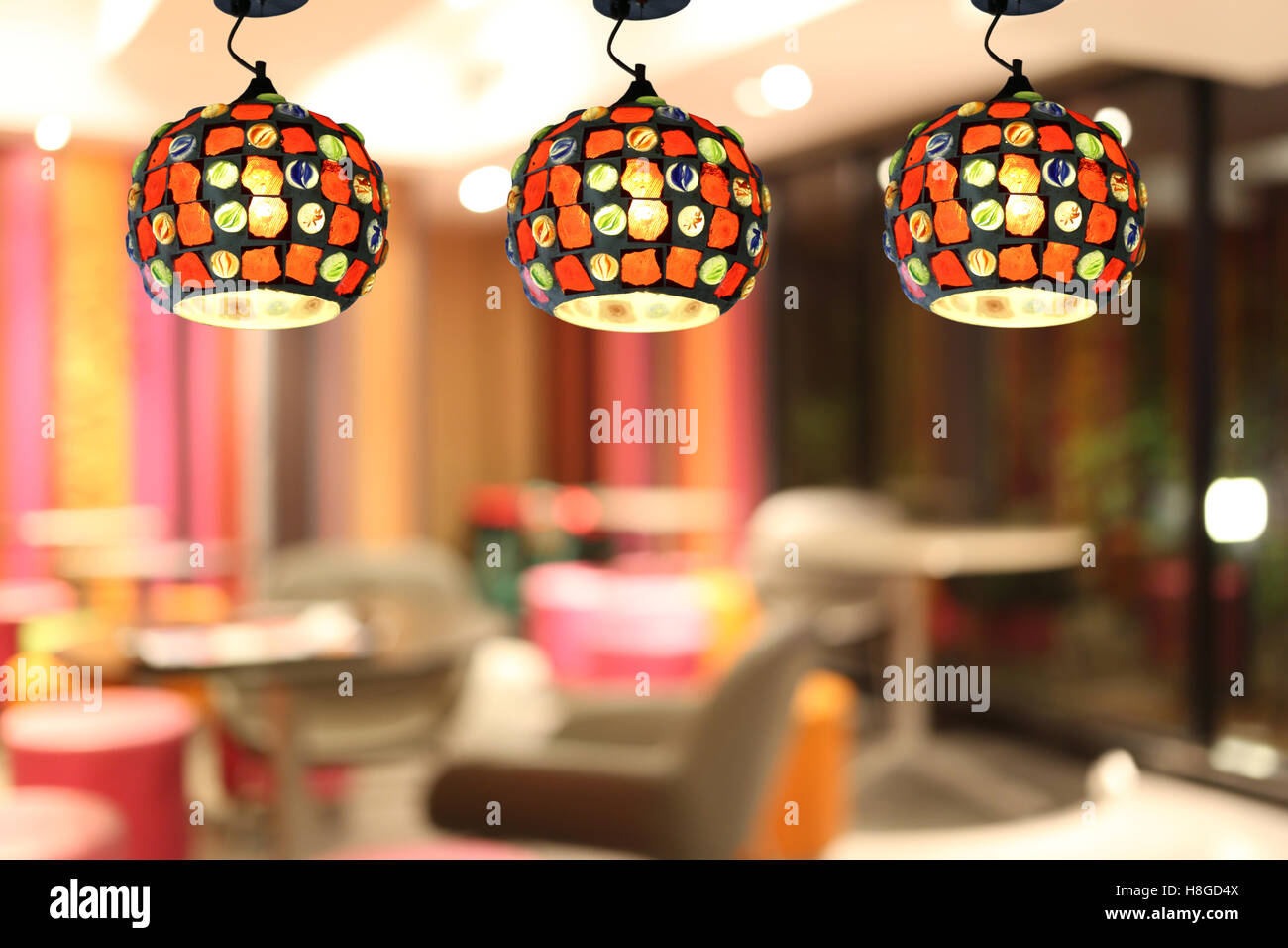 Un éclairage chaleureux des lampes de plafond moderne dans le café restaurant et la décoration intérieure. Banque D'Images