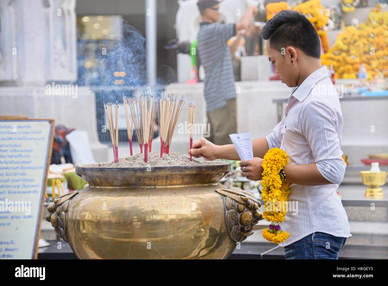 Homme qui prie pour l'amour vrai au Phra Trimurti Dieu de l'amour de culte à Bangkok en Thaïlande Banque D'Images