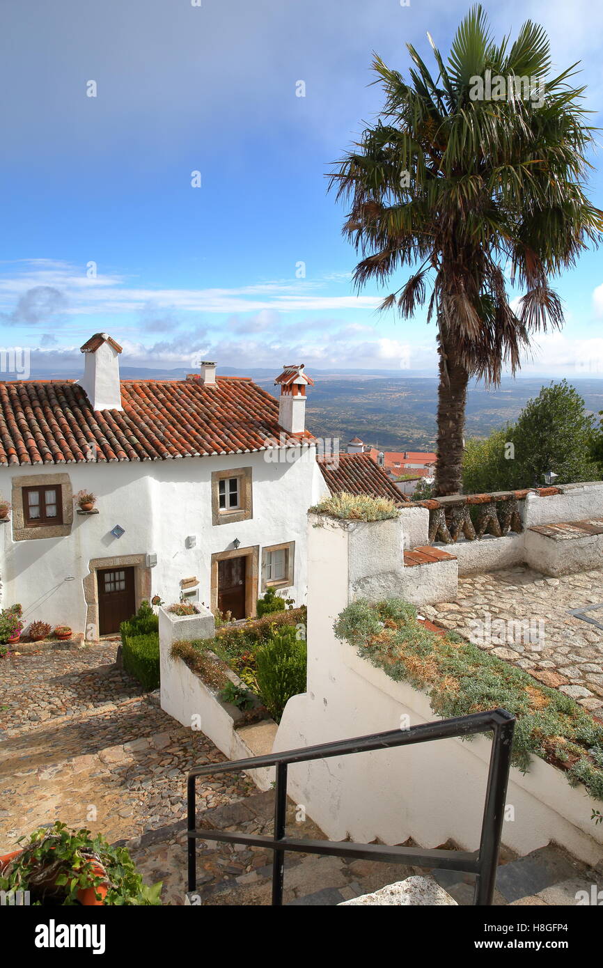MARVAO, PORTUGAL : maisons typiques blanchies à la chaux et des rues pavées avec des toits Banque D'Images