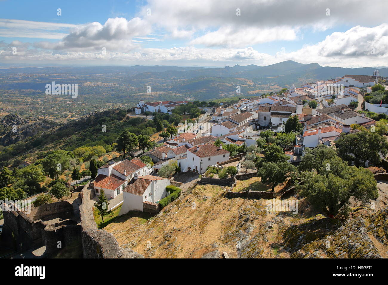 MARVAO, PORTUGAL : vue générale du village fortifié et les collines environnantes du château Banque D'Images