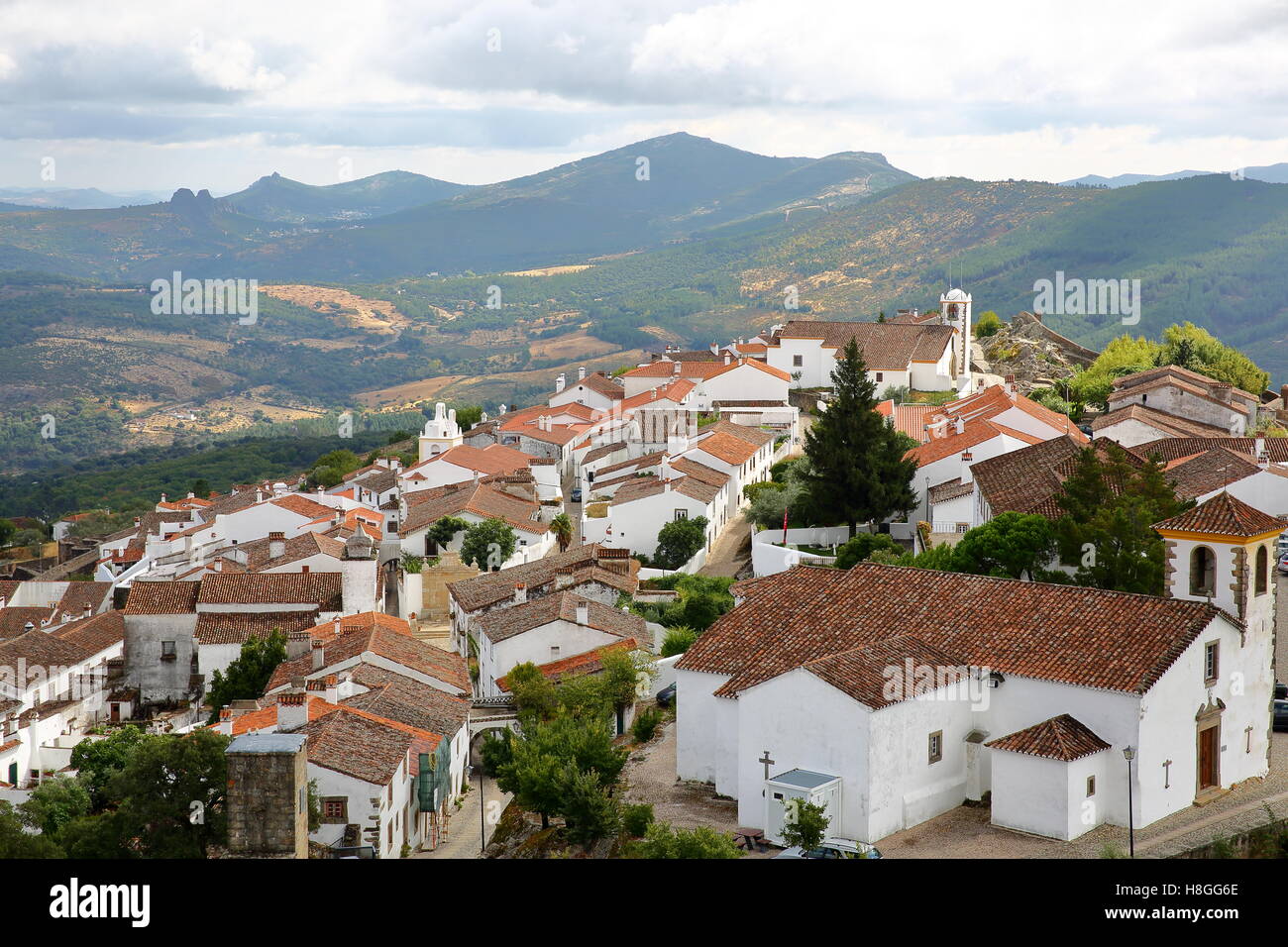 MARVAO, PORTUGAL : vue sur le village fortifié et les collines environnantes du château Banque D'Images