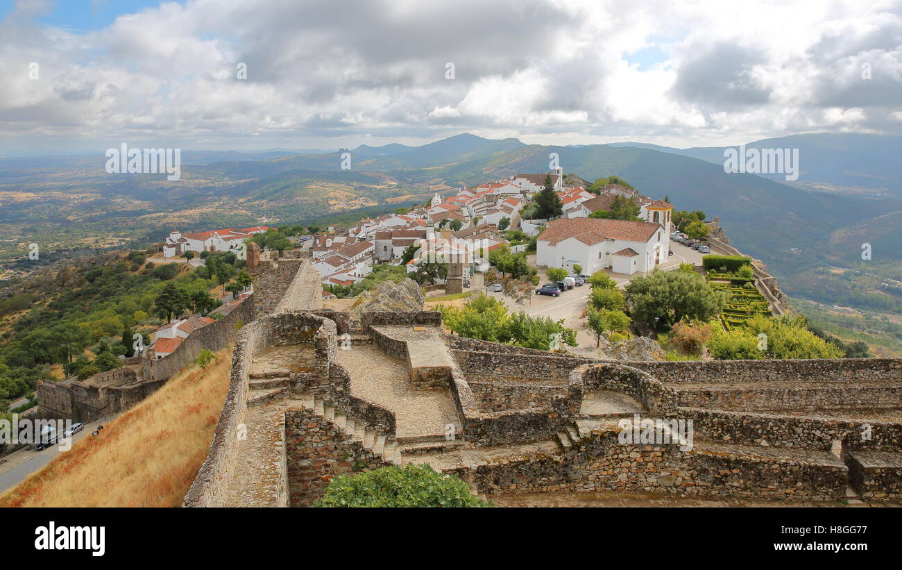 MARVAO, PORTUGAL : vue sur le village fortifié et les collines environnantes du château Banque D'Images