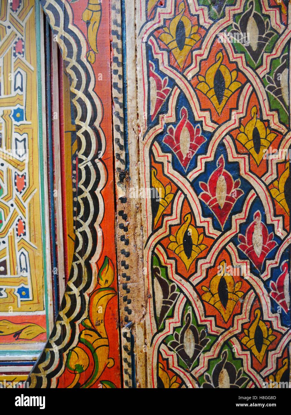 Vue partielle de riches motifs traditionnels peints à la main porte marocaine Banque D'Images