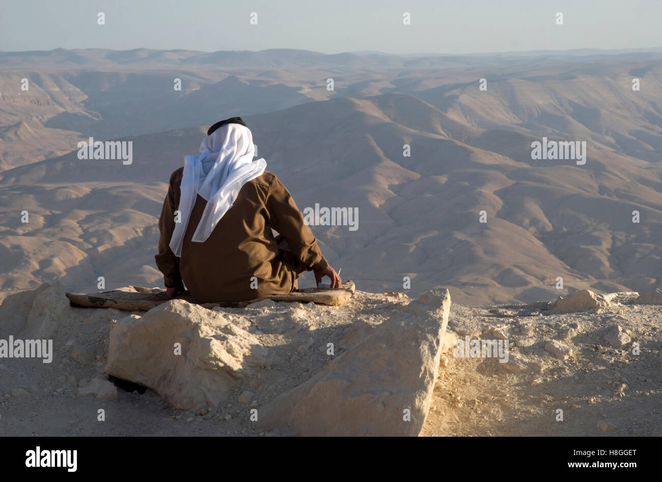 Un homme senior profitez de la vue spectaculaire de la montagne de Wadi Al Hasa de Tafilah Province Banque D'Images