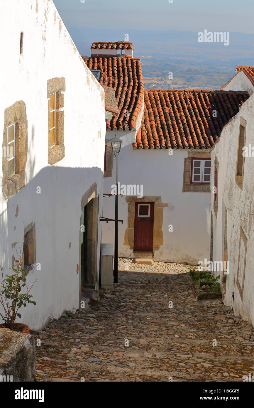 MARVAO, PORTUGAL : une rue pavée typique avec des maisons blanchies à la chaux et des toits Banque D'Images