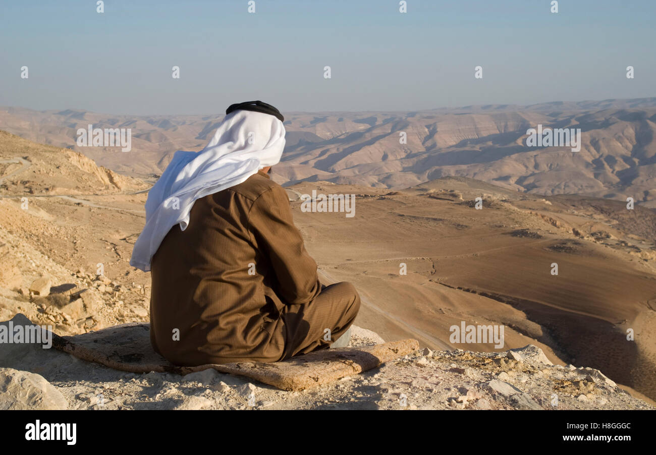 Un homme senior profitez de la vue spectaculaire de la montagne de Wadi Al Hasa de Tafilah Province Banque D'Images