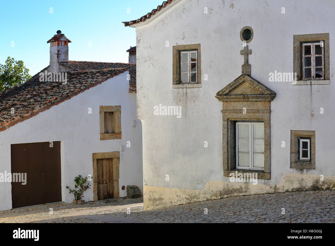 MARVAO, PORTUGAL : rues pavées typiques avec des maisons blanchies à la chaux et des toits Banque D'Images