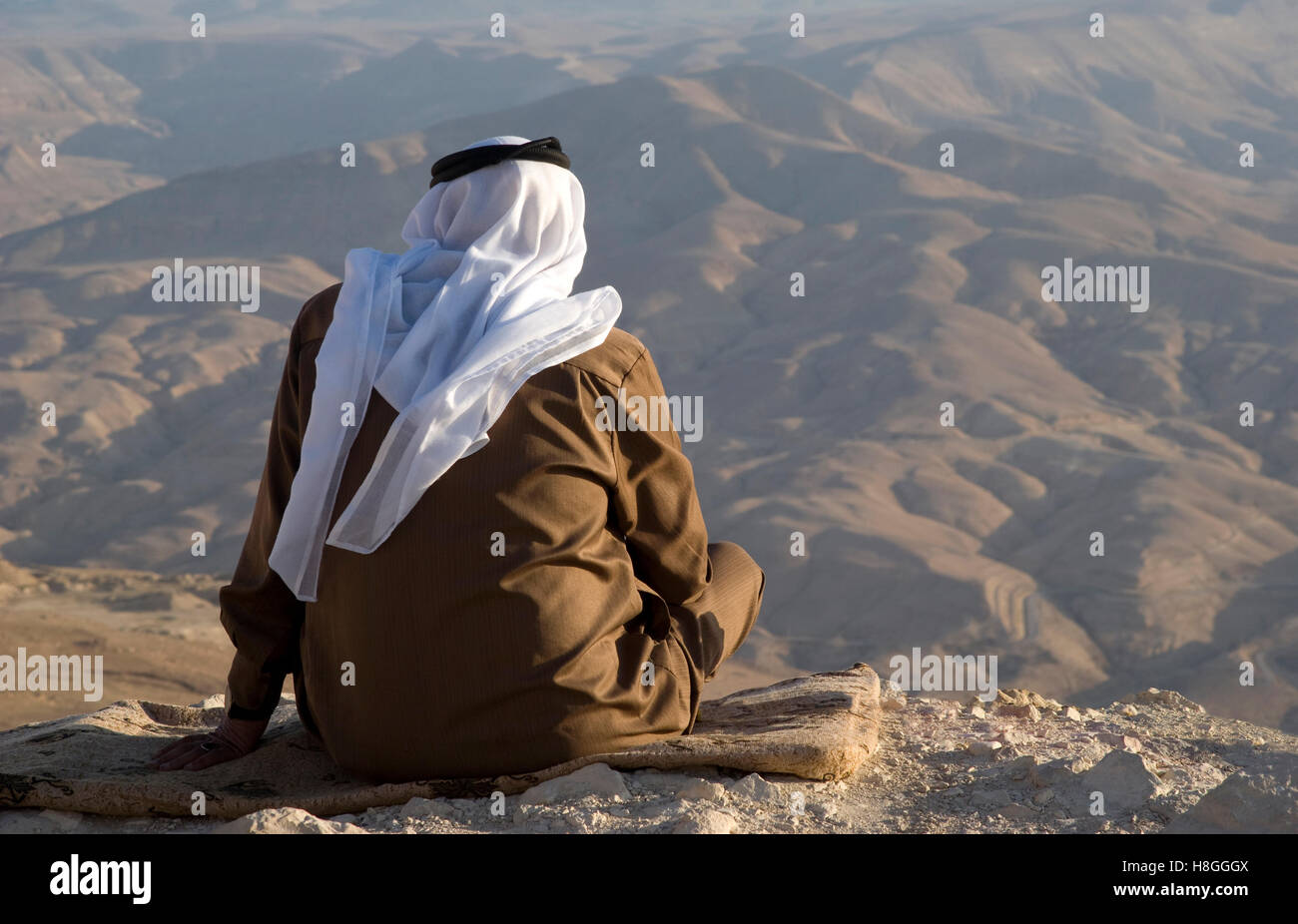 Un homme senior profitez de la vue spectaculaire de la montagne de Wadi Al Hasa de Tafilah Province Banque D'Images