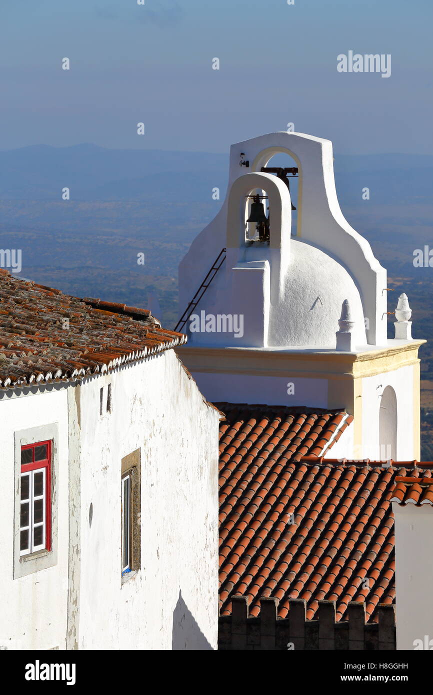 MARVAO, PORTUGAL : Gros plan sur la tour de l'horloge blanchis Banque D'Images