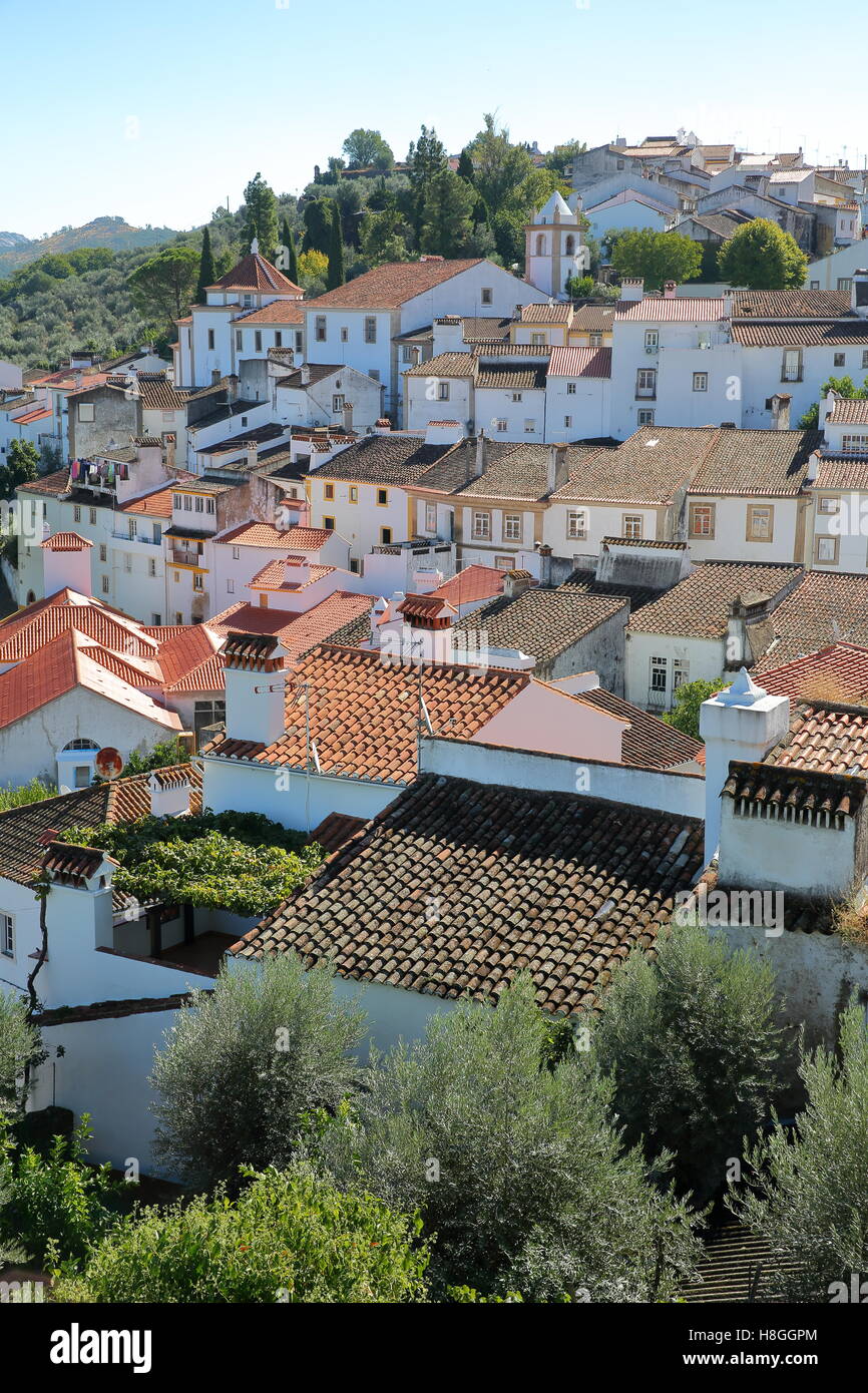 CASTELO DE VIDE, PORTUGAL : vue sur la vieille ville avec ses maisons blanchies à la chaux et les toits Banque D'Images