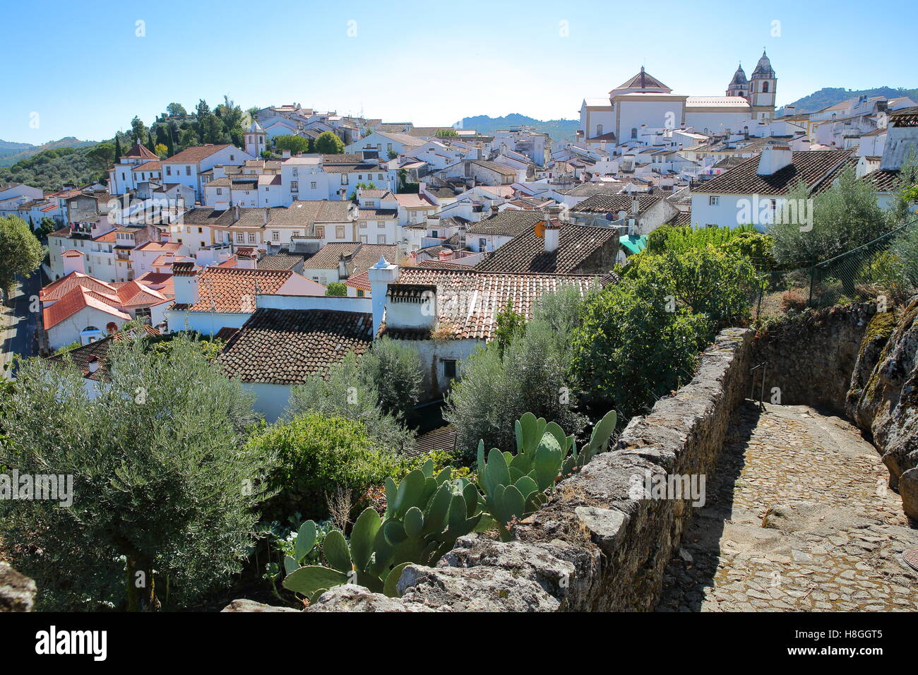 CASTELO DE VIDE, PORTUGAL : vue sur la vieille ville avec ses maisons blanchies à la chaux et les toits Banque D'Images