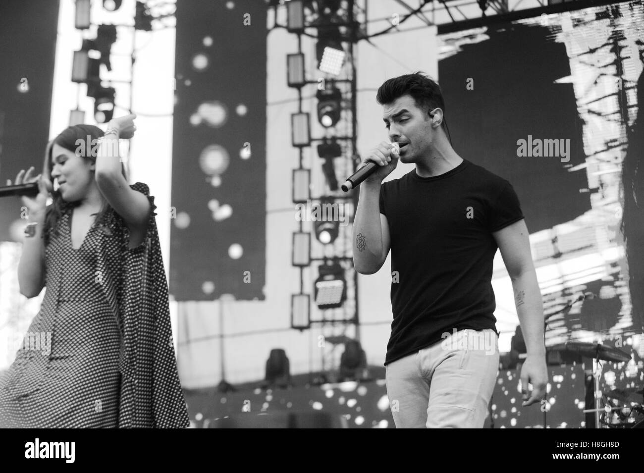 Joe Jonas et DNCE effectuer avec Hailee Steinfeld à 102.7 KIIS FM's Wango Tango 2016 au StubHub Center le 14 mai 2016 à Carson, Californie. Banque D'Images