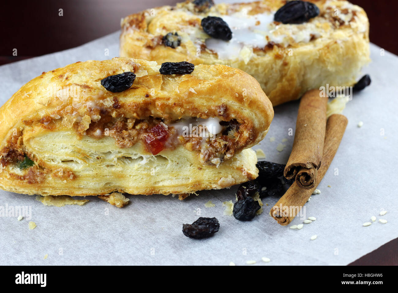 Feuilletés à la cannelle et aux raisins Banque D'Images