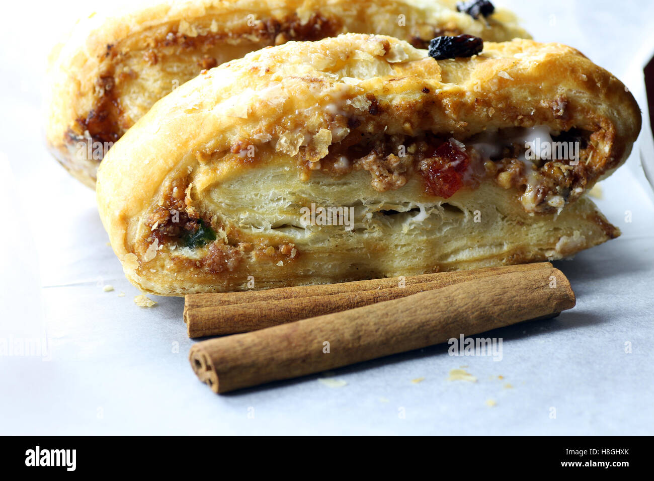 Feuilletés à la cannelle et aux raisins Banque D'Images