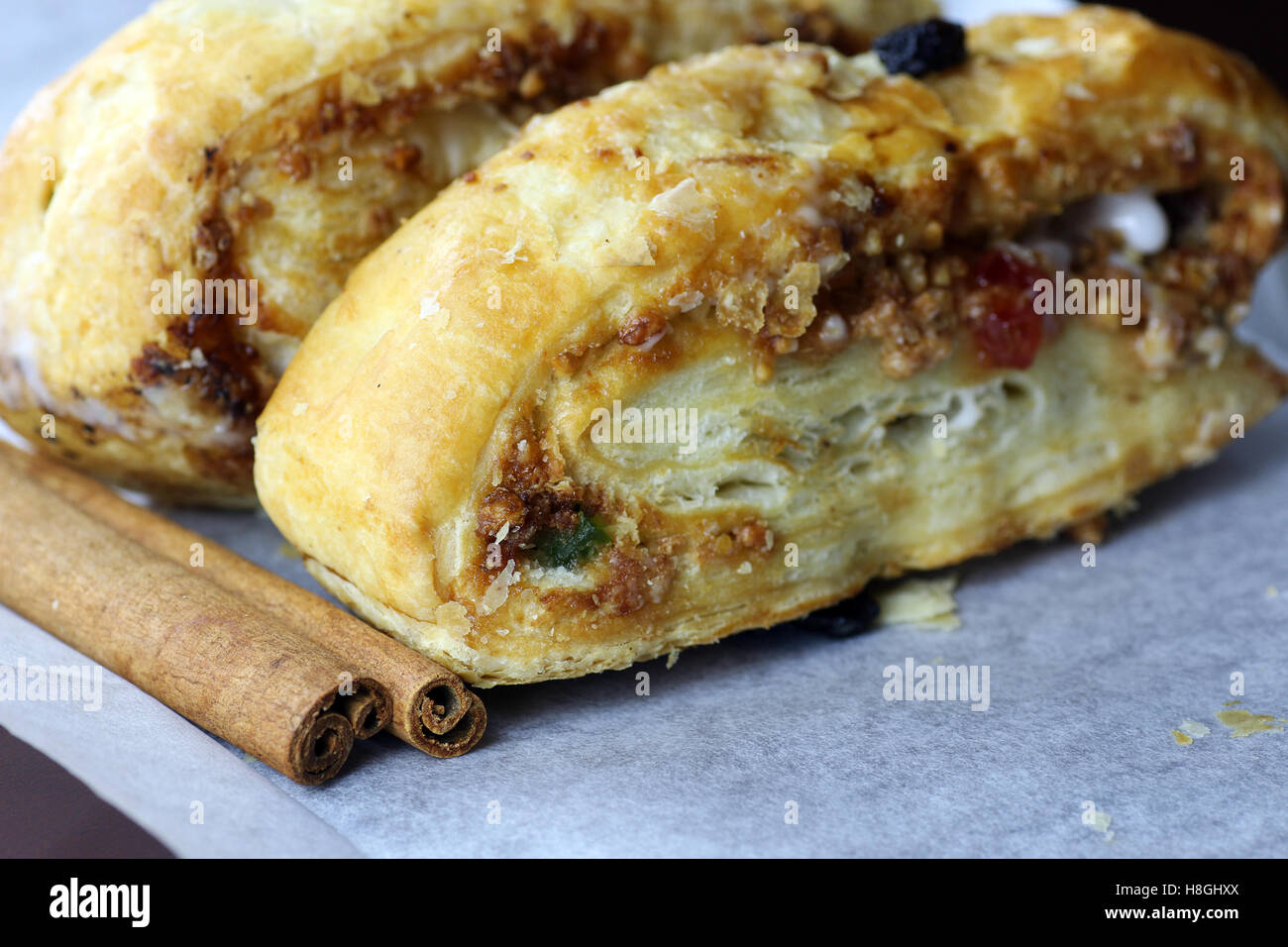 Feuilletés à la cannelle et aux raisins Banque D'Images