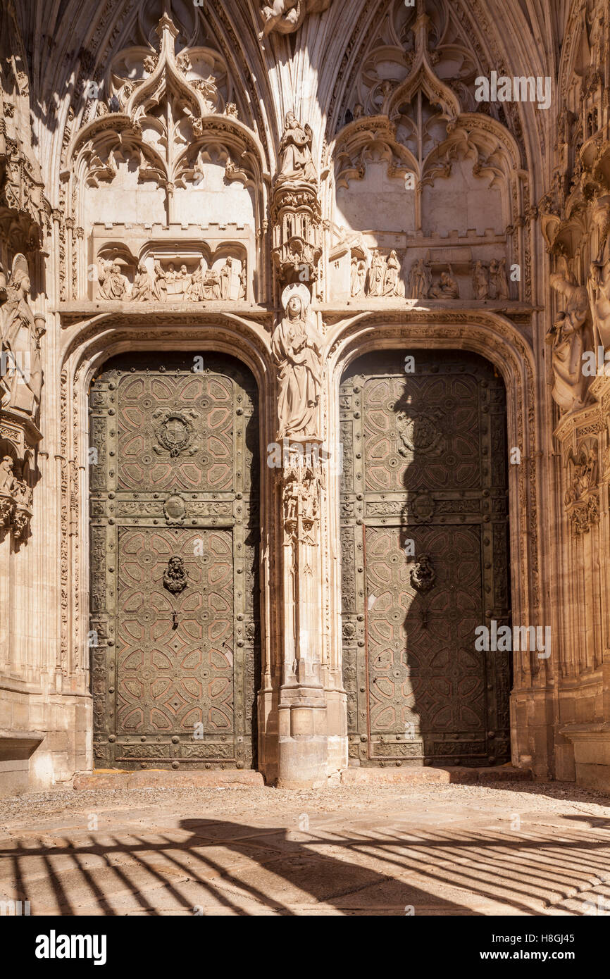 Le portail des Lions sur la cathédrale de Tolède, en Espagne. Puerta de los Leones ou portail, des Lions. Banque D'Images