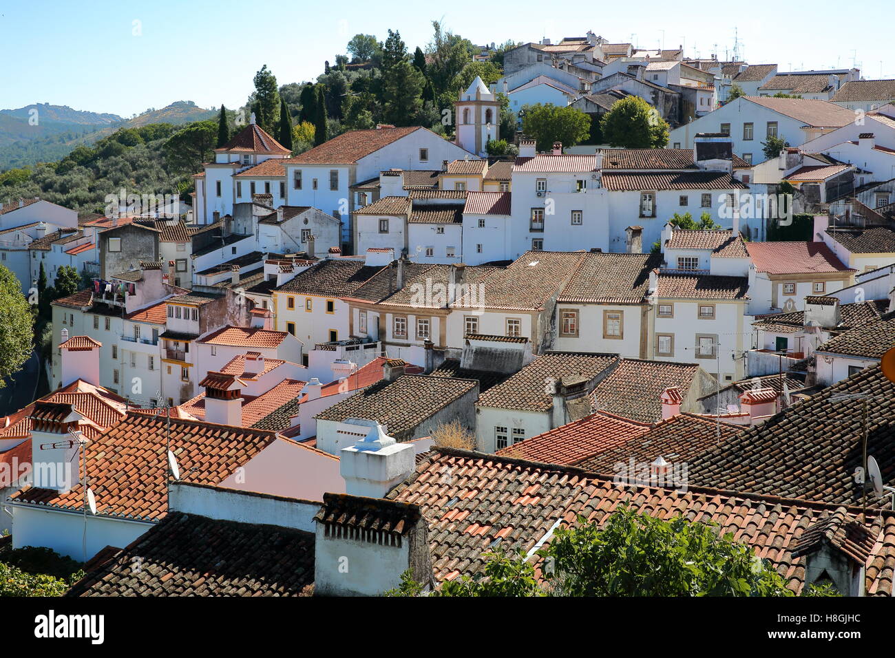 CASTELO DE VIDE, PORTUGAL : vue sur la vieille ville avec ses maisons blanchies à la chaux et les toits Banque D'Images