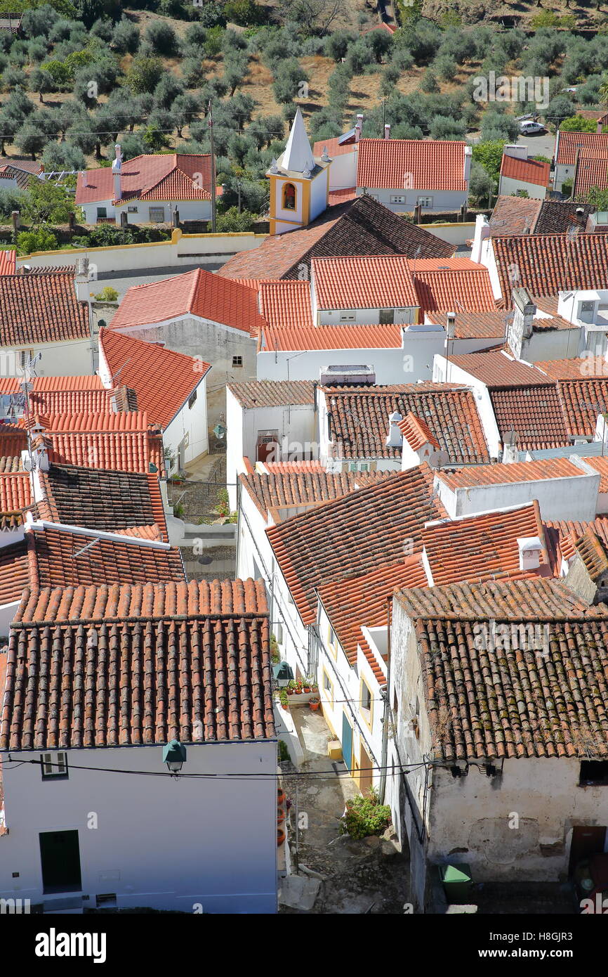 CASTELO DE VIDE, PORTUGAL : vue sur les toits du château médiéval Banque D'Images