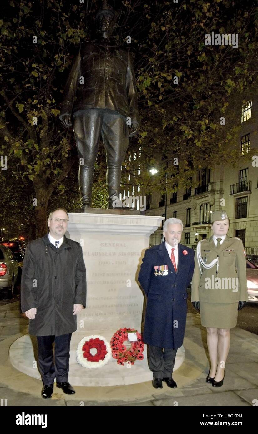 Londres, Royaume-Uni. 11 novembre 2016. Cérémonie de dépôt de gerbes au mémorial par le général Sikorski Europe Ministre Sir Alan Duncan MP et Ambassadeur de Pologne M. Arkady Rzegock Crédit : Marcin Libera/Alamy Live News Banque D'Images