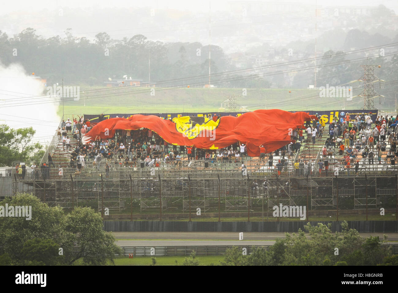 Sao Paulo, Brésil. 12 novembre, 2016. Fans de la Scuderia Ferrari lors de la deuxième journée de formation pour le Brésil Grand Prix de Formule 1 en 2016 s'est tenue à l'Interlagos Circuit. (Photo : Aloisio Mauricio/Fotoarena) Crédit : Foto Arena LTDA/Alamy Live News Banque D'Images