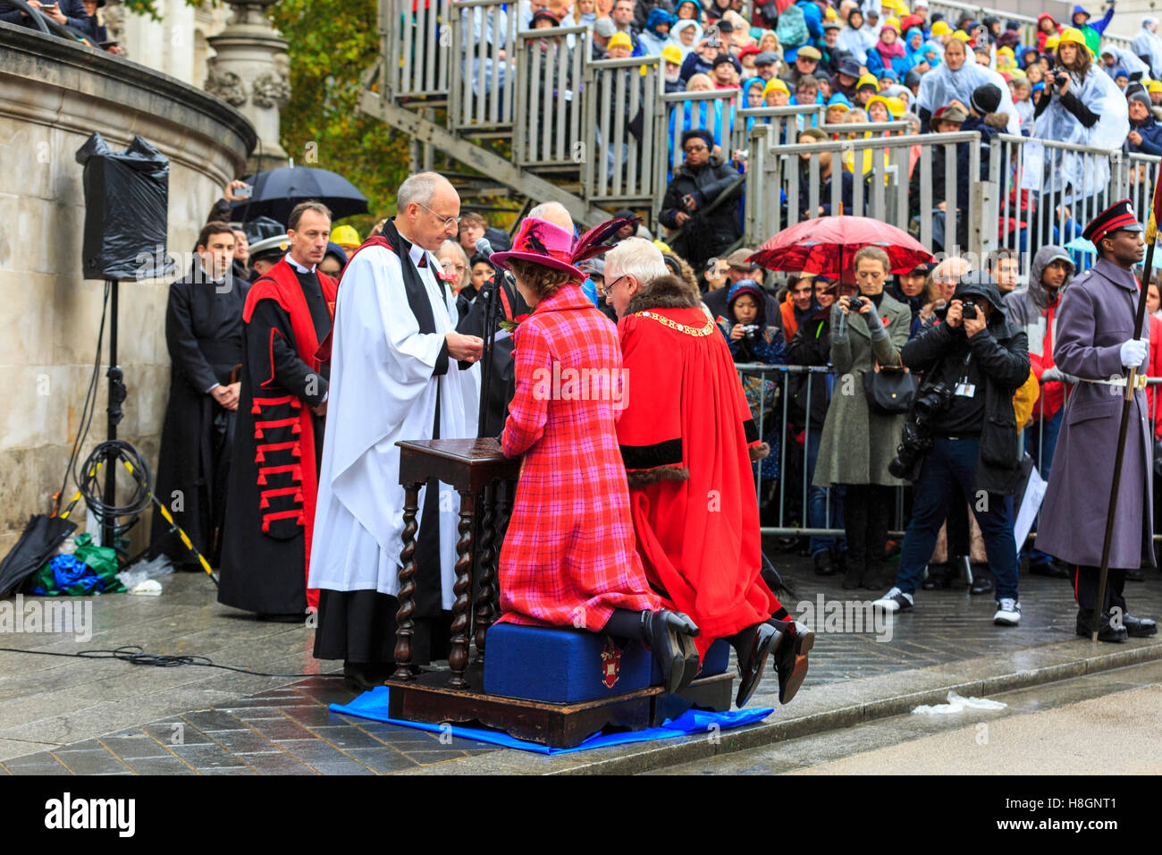 Ville de London, UK, 12 novembre 2016. Le nouveau maire de la ville de Londres, Andrew Parmley, et la dame Maire, recevoir leur bénédiction à la Cathédrale de St Paul, au cours de l'Éternel Mayor's Show 2016, qui comprend plus de 7 000 participants, 150 chevaux, des bandes, des véhicules et des voitures. Credit : Imageplotter News et Sports/Alamy Live News Banque D'Images