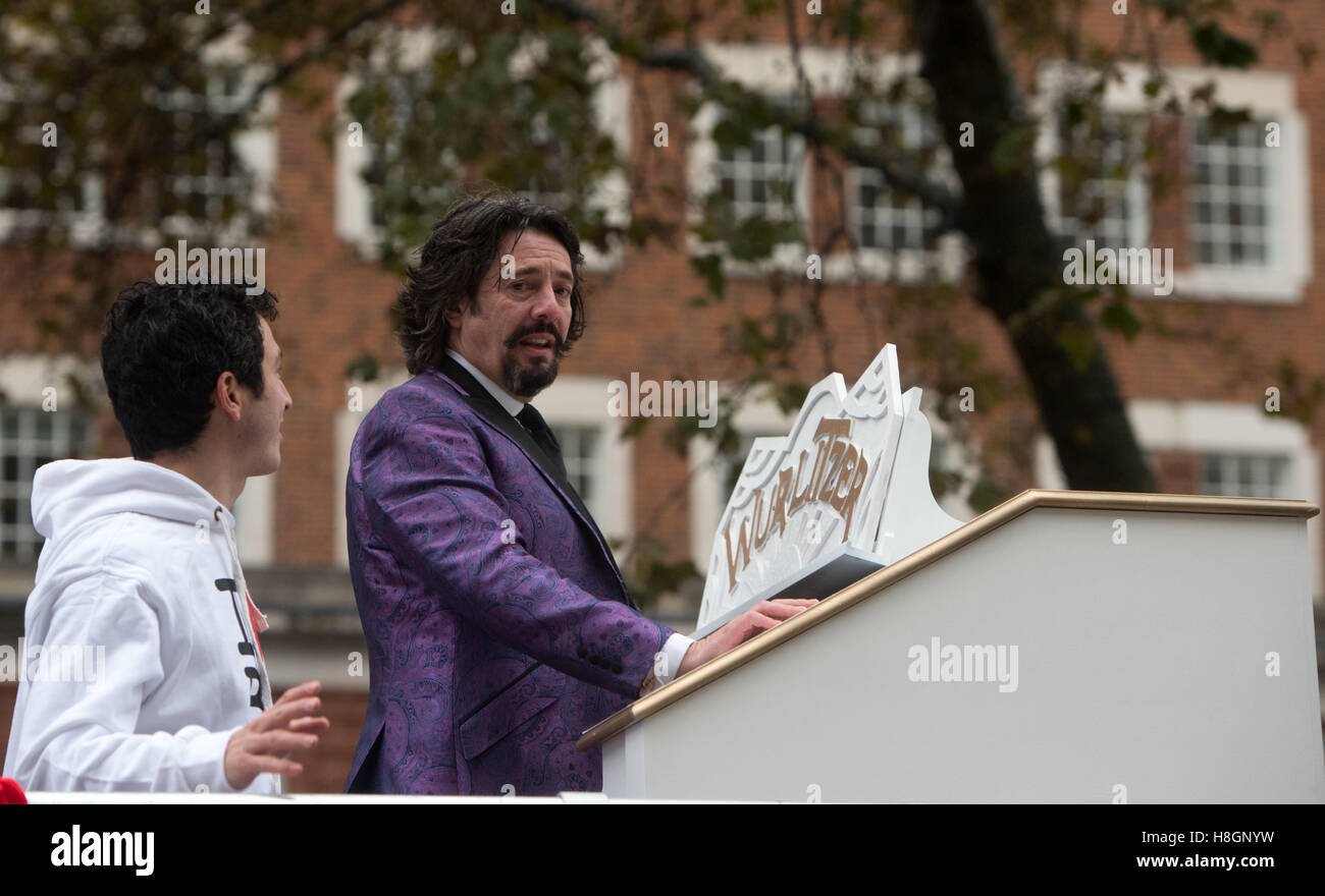 Londres, Royaume-Uni. 12 novembre, 2016. Laurence Llewelyn-Bowen vedette de la télévision dans le maire de la ville, Défilé du 0f London Crédit : Ian Davidson/Alamy Live News Banque D'Images