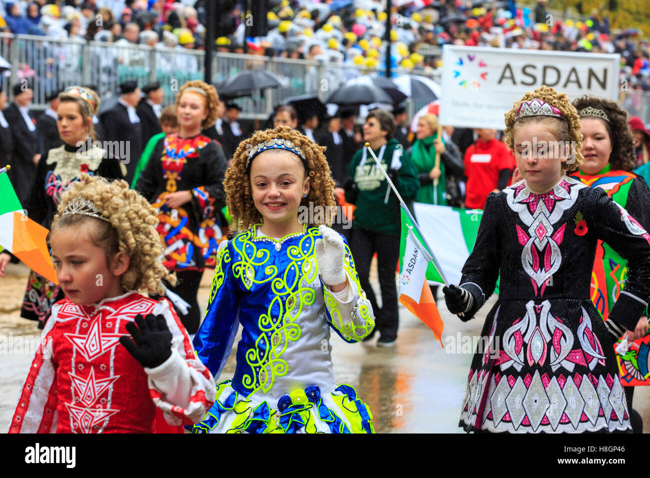 Ville de London, UK, 12 novembre 2016. Les jeunes danseurs irlandais prendre part à la procession annuelle de l'hôtel particulier de la ville de Londres dans le cadre de l'Éternel Show 2016 du maire, avec plus de 7 000 participants, 150 chevaux, les bandes, les véhicules et les chariots, pour célébrer le nouveau maire de la ville de Londres, permettant son serment. Credit : Imageplotter News et Sports/Alamy Live News Banque D'Images